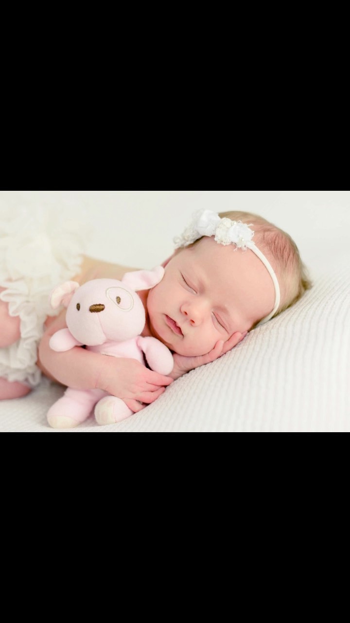 Simply because I’m a little obsessed and can’t get enough of her! Please enjoy all the cuteness wrapped in one photo session! With @mrsvirkler and The Little Lovebugs Photohraphy! If you’re looking for newborn photos, Melissa got you covered! She is so talented! 

#newbornphotography #breastfeedingphotography #newbornphotoshoot #newbornbaby #oneweekold #newmomlife #motherhood #cutebaby #breastfeedingmom #breastfeedingbaby